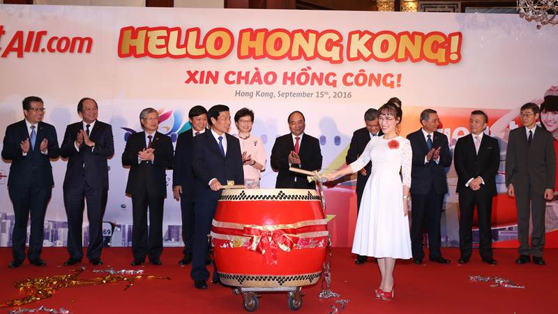 madam-nguyen-thi-phuong-thao-vietjet-president-ceo-and-mr-nguyen-ngoc-thien-minister-of-culture-sports-and-tourism-beat-the-drum-to