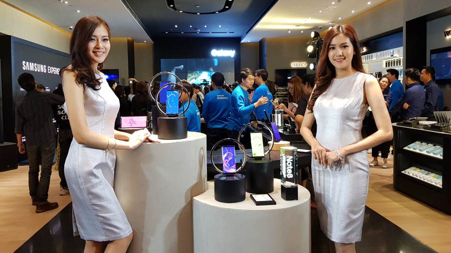 ภาพหน้าร้านของ Samsung Experience Shop ที่มี Galaxy Note 8 เป็นตัวชูโรง