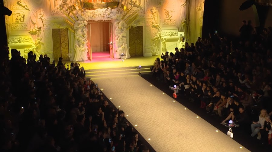 โดรนบินโชว์กระเป๋าของ Dolce & Gabbana ในงาน Milan Fashion Week