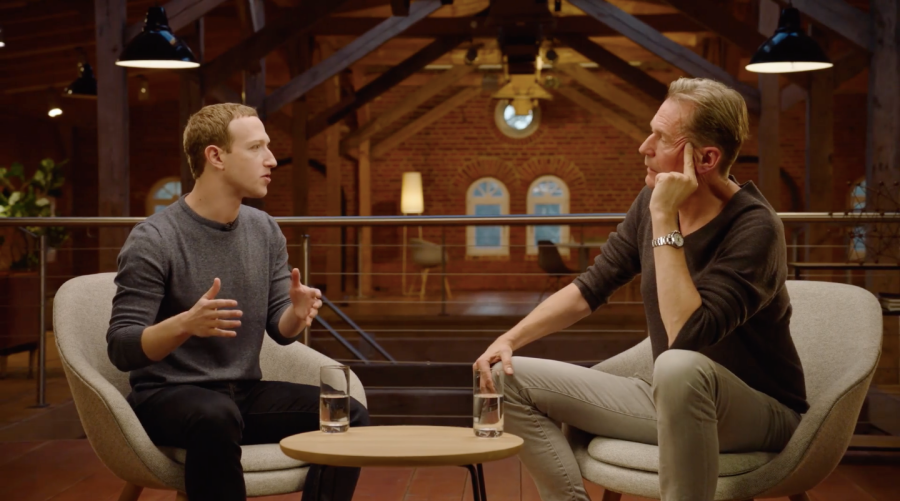 Mark Zuckerberg ซีอีโอและผู้ก่อตั้ง Facebook พูดคุยกับ Mathias Döpfner ซีอีโอของ Axel Springer บริษัทข่าวออนไลน์รายใหญ่ที่สุดในยุโรป
